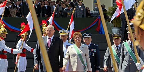 Dilma, o ministro da Defesa Nelson Jobim e autoridades