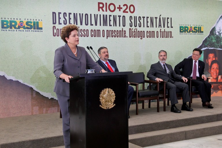 Dilma discursa durante cerimônia