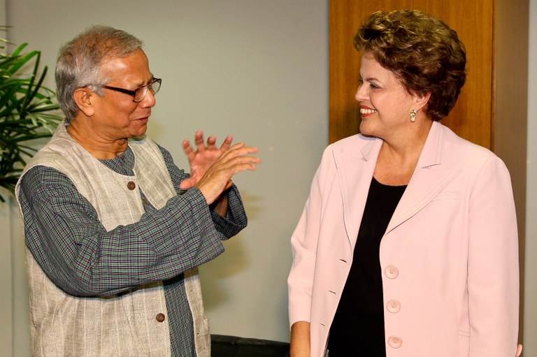 Dilma conversa com o professor Muhammad Yunus