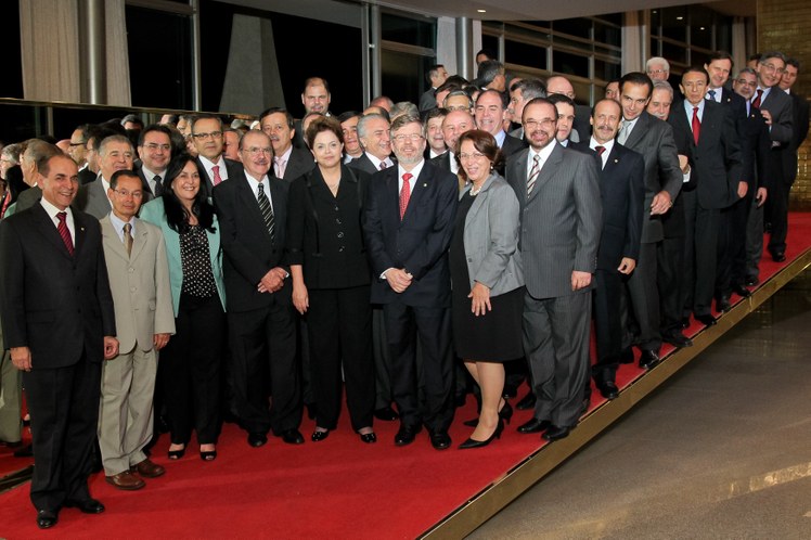 Dilma Rousseff com ministros de Estado, líderes da Câmara dos Deputados e do Senado Federal 1