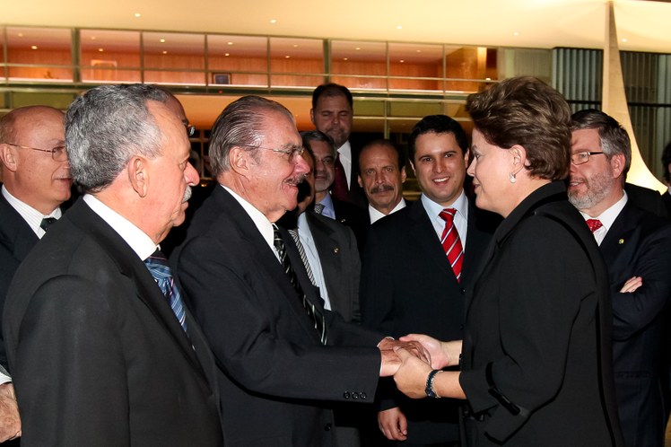 Dilma Rousseff com ministros de Estado, líderes da Câmara dos Deputados e do Senado Federal 2