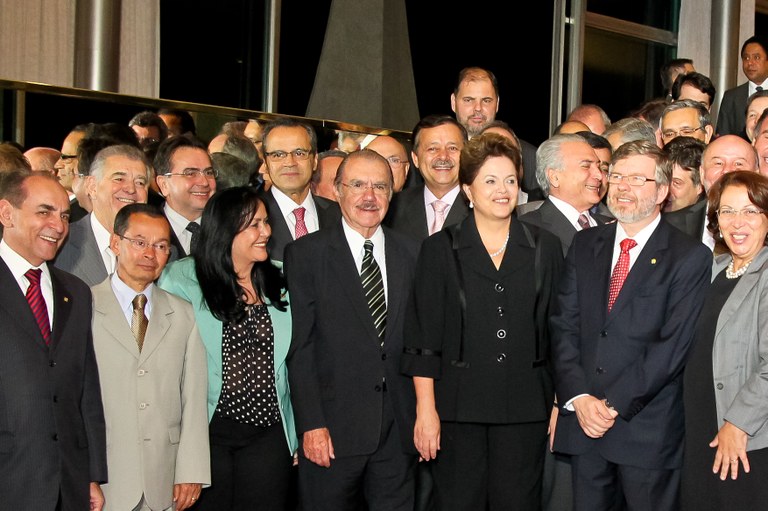 Dilma Rousseff com ministros de Estado, líderes da Câmara dos Deputados e do Senado Federal 4 Dilma Rousseff com ministros de Estado, líderes da Câmara dos Deputados e do Senado Federal 4