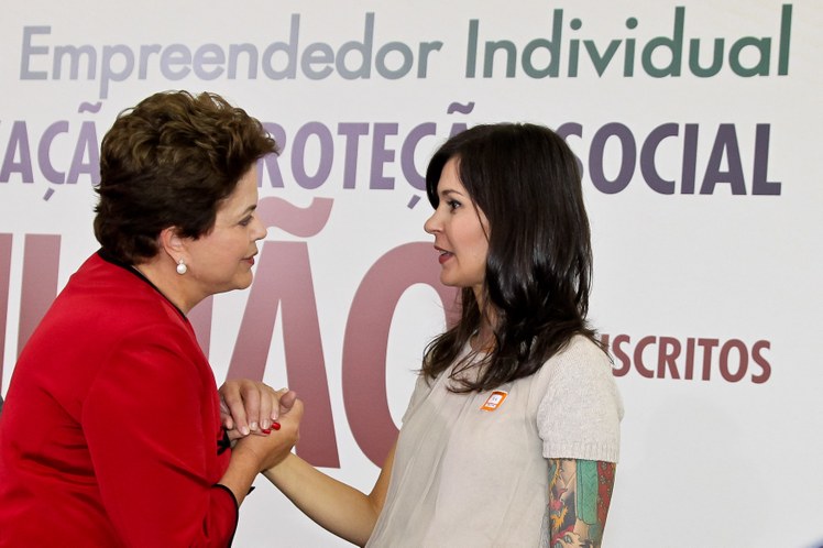 Dilma cumprimenta a maquiadora Isabelle Cordeiro Todt