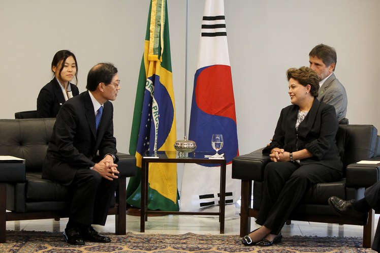 Dilma conversa Kim Hwang-Sik