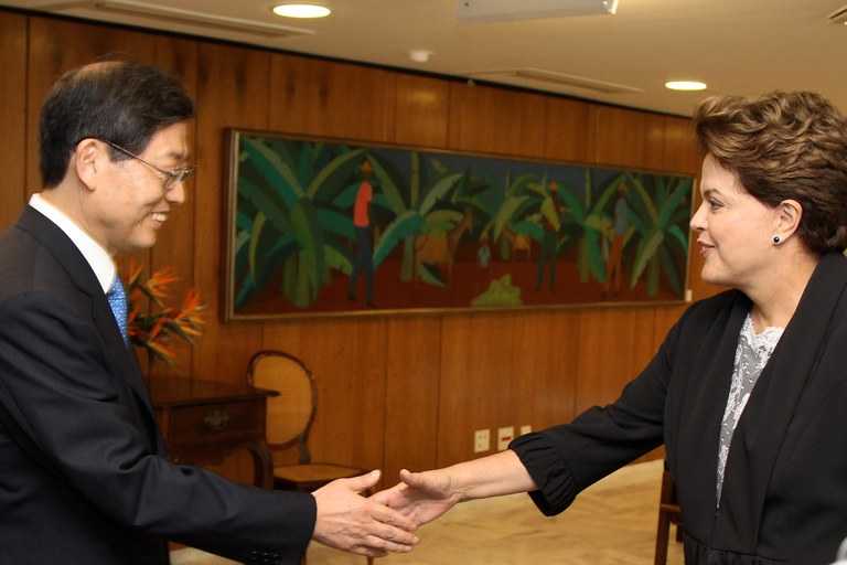 Dilma cumprimenta Kim Hwang-Sik 2