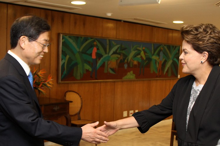 Dilma cumprimenta Kim Hwang-Sik 2