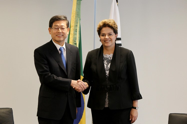 Dilma cumprimenta Kim Hwang-Sik 1