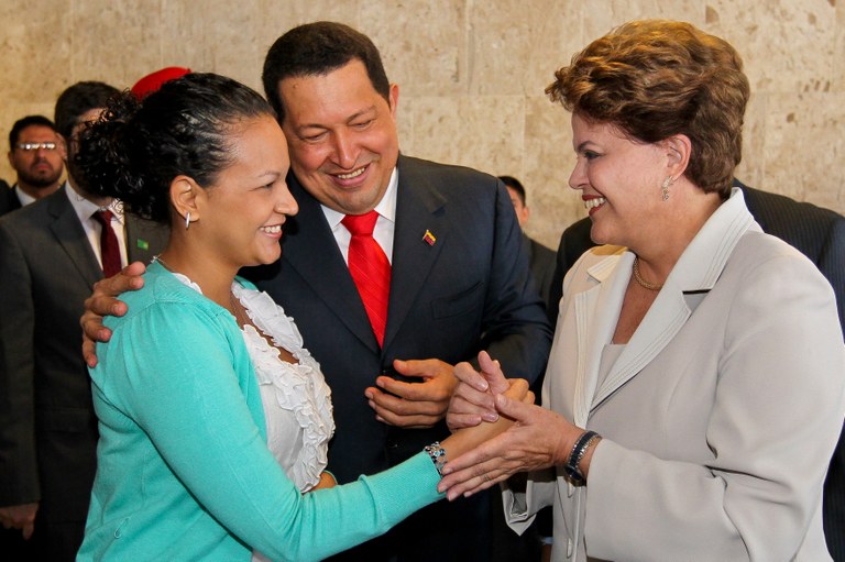 Dilma Rousseff cumprimenta Rosa Virginia Chávez, filha do presidente da Venezuela, durante cerimônia oficial Dilma Rousseff cumprimenta Rosa Virginia Chávez, filha do presidente da Venezuela, durante cerimônia oficial