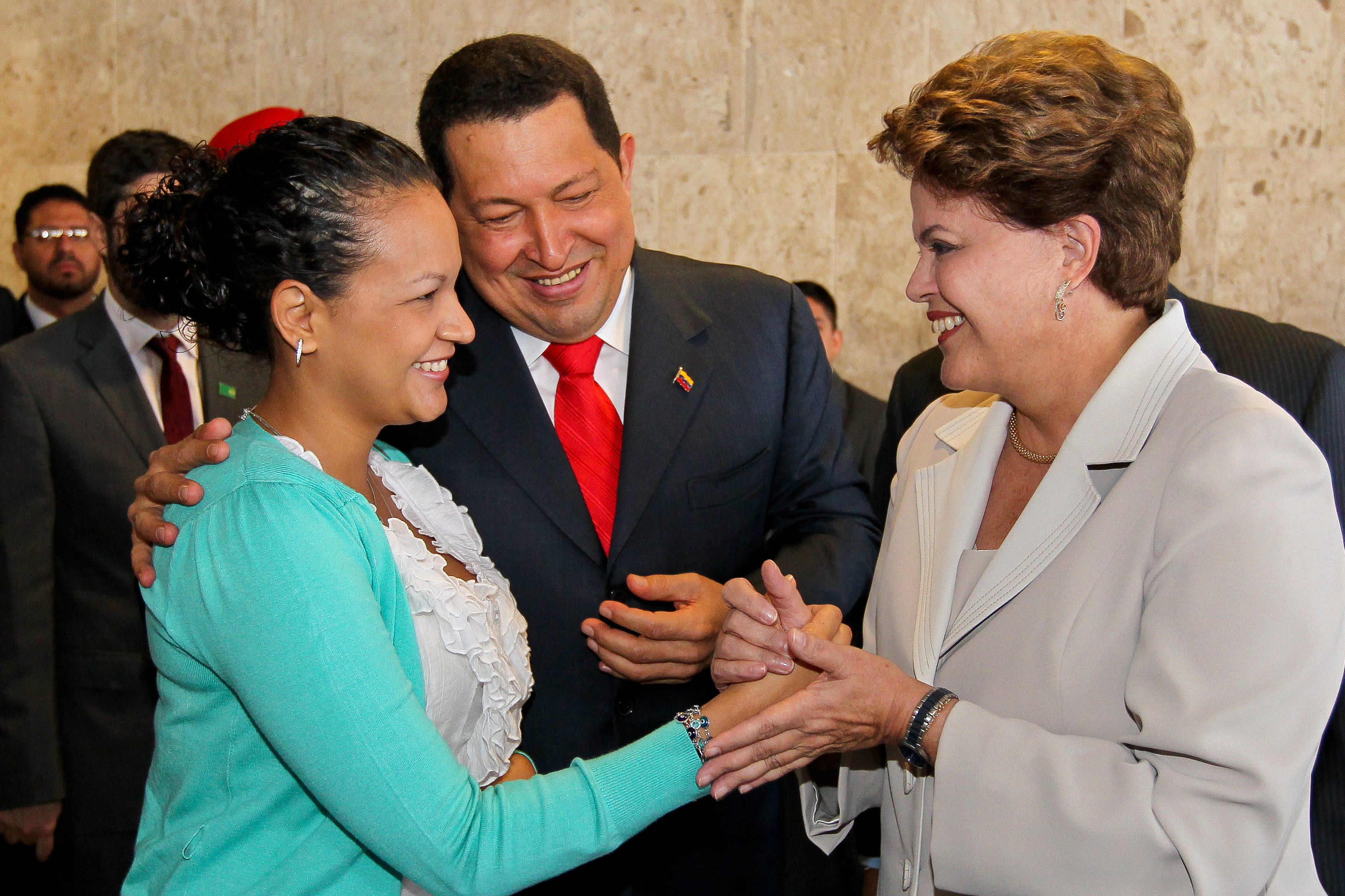 Dilma Rousseff cumprimenta Rosa Virginia Chávez, filha do presidente da Venezuela, durante cerimônia oficial