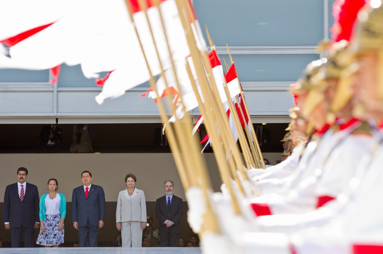  Dilma Rousseff e Hugo Chávez, durante cerimônia oficial de chegada ao Brasil 1