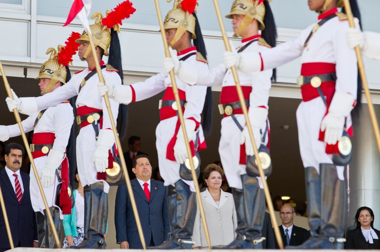  Dilma Rousseff e Hugo Chávez, durante cerimônia oficial de chegada ao Brasil 2