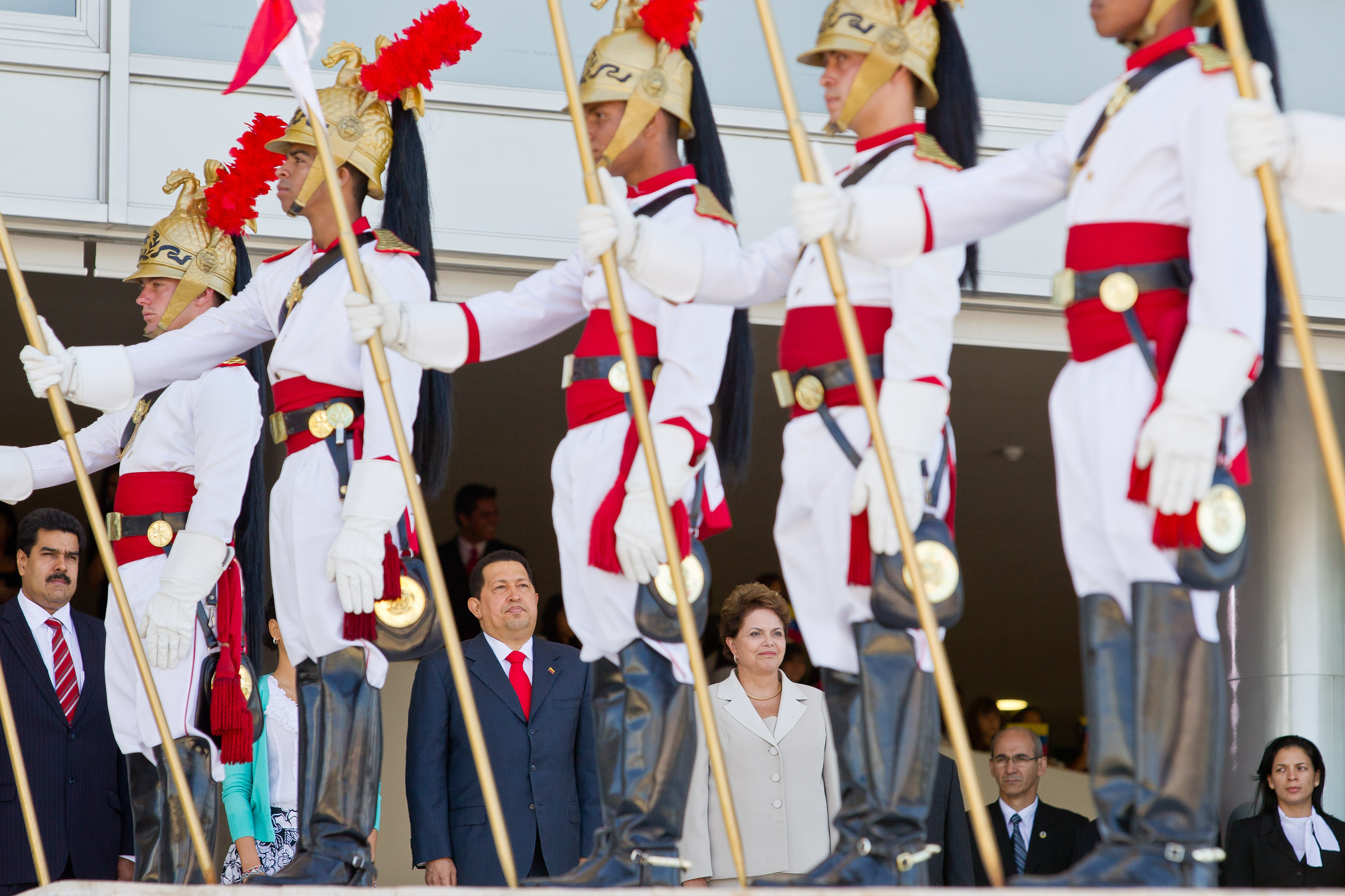  Dilma Rousseff e Hugo Chávez, durante cerimônia oficial de chegada ao Brasil 2