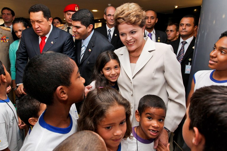 Dilma Rousseff e o presidente da Venezuela cumprimentam crianças durante cerimônia oficial de chegada ao Brasil 1 Dilma Rousseff e o presidente da Venezuela cumprimentam crianças durante cerimônia oficial de chegada ao Brasil 1
