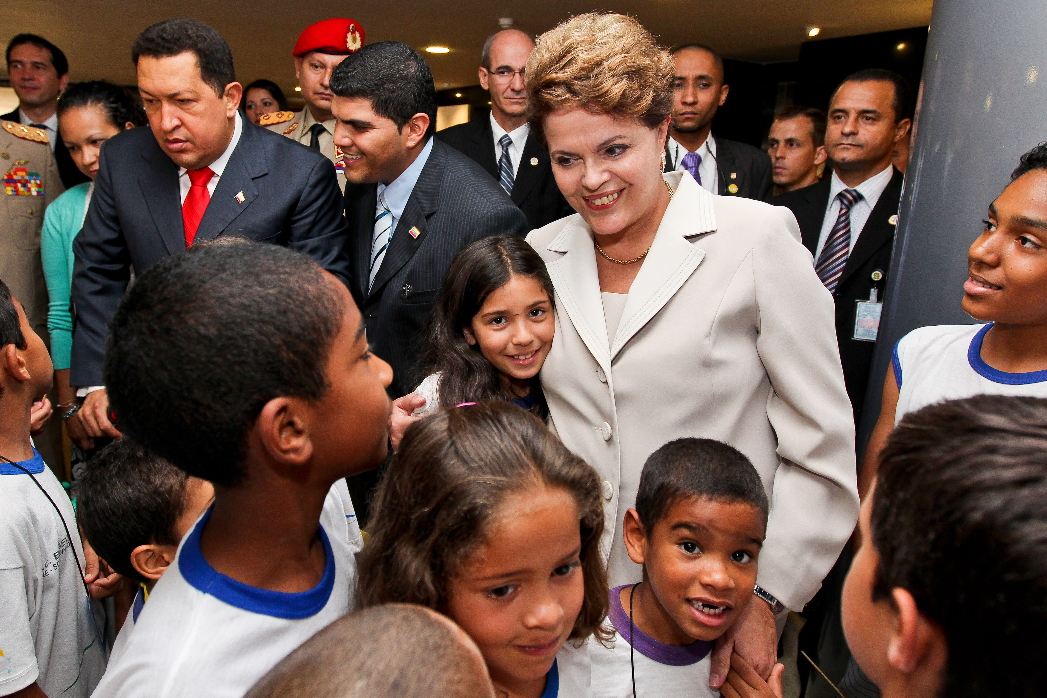  Dilma Rousseff e o presidente da Venezuela cumprimentam crianças durante cerimônia oficial de chegada ao Brasil 1