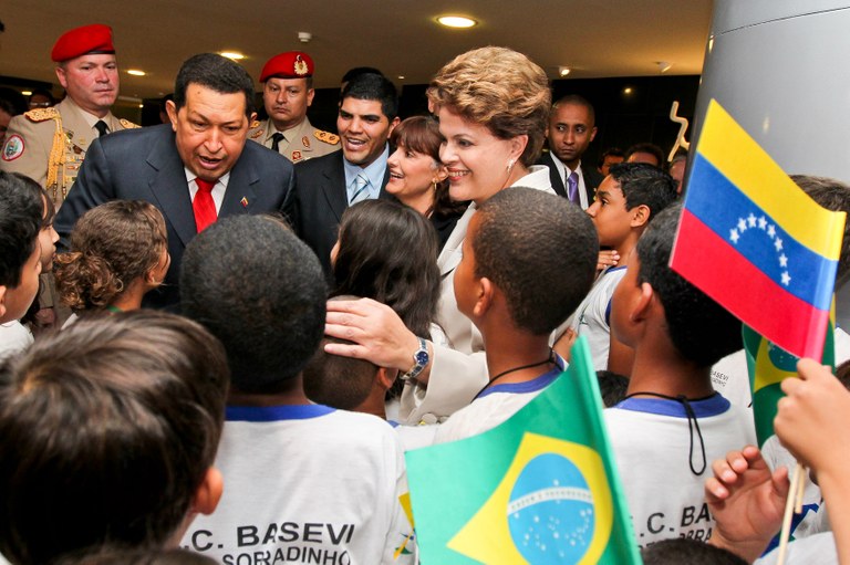 Dilma Rousseff e o presidente da Venezuela cumprimentam crianças durante cerimônia oficial de chegada ao Brasil 2 Dilma Rousseff e o presidente da Venezuela cumprimentam crianças durante cerimônia oficial de chegada ao Brasil 2