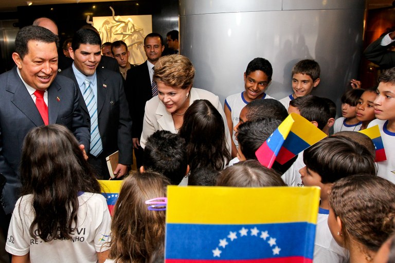 Dilma Rousseff e o presidente da Venezuela cumprimentam crianças durante cerimônia oficial de chegada ao Brasil 3 Dilma Rousseff e o presidente da Venezuela cumprimentam crianças durante cerimônia oficial de chegada ao Brasil 3