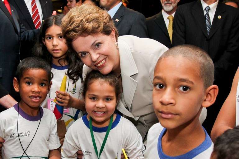 Presidenta posa para foto ao lado de crianças durante cerimônia oficial de chegada do presidente da Venezuela Presidenta posa para foto ao lado de crianças durante cerimônia oficial de chegada do presidente da Venezuela