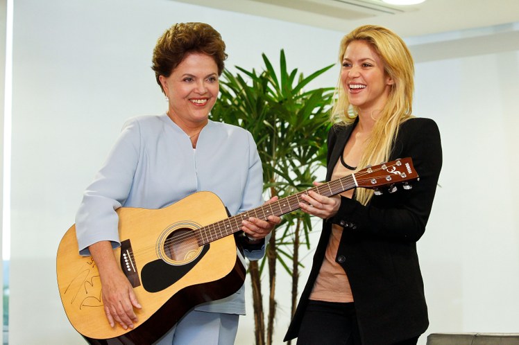 Dilma recebe presente de Shakira 4