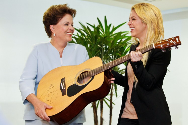 Dilma recebe presente de Shakira 3