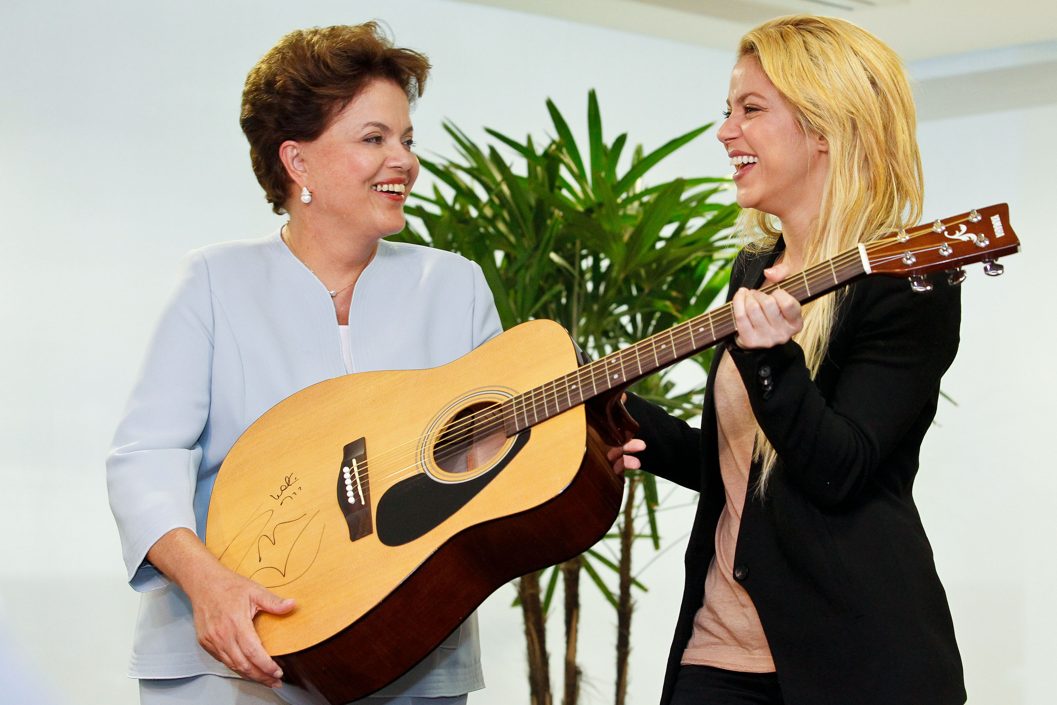 Dilma recebe presente de Shakira 3