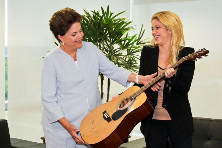 Dilma recebe presente de Shakira 2