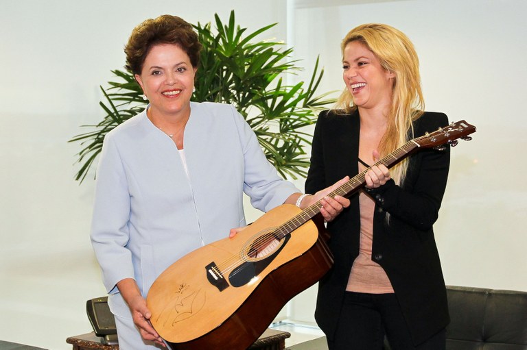 Dilma recebe presente de Shakira 1