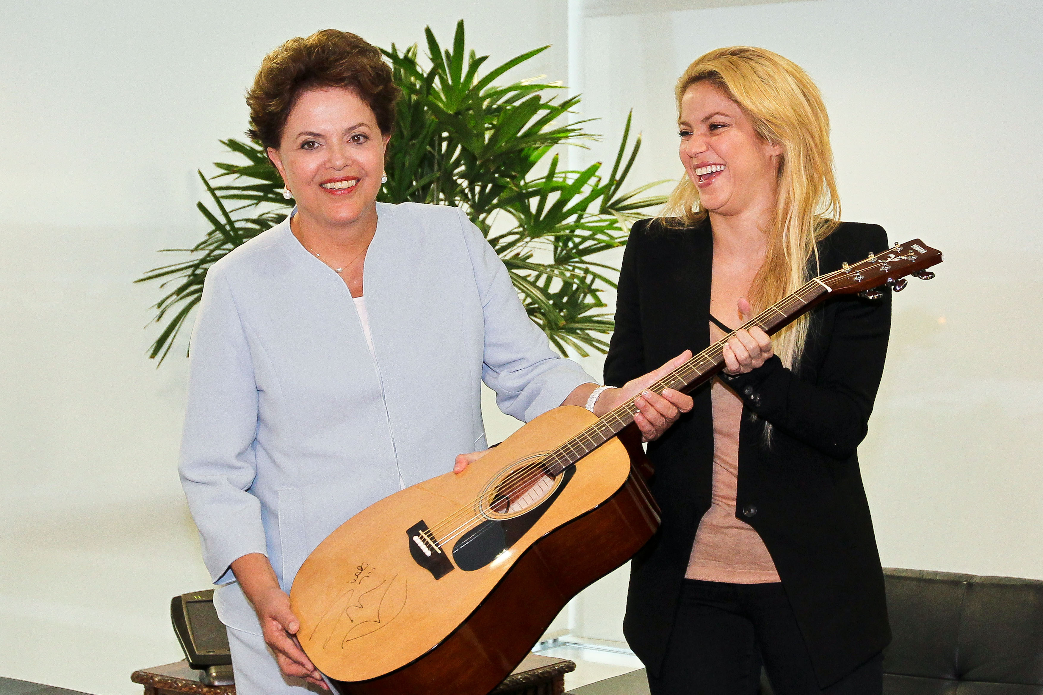 Dilma recebe presente de Shakira 1