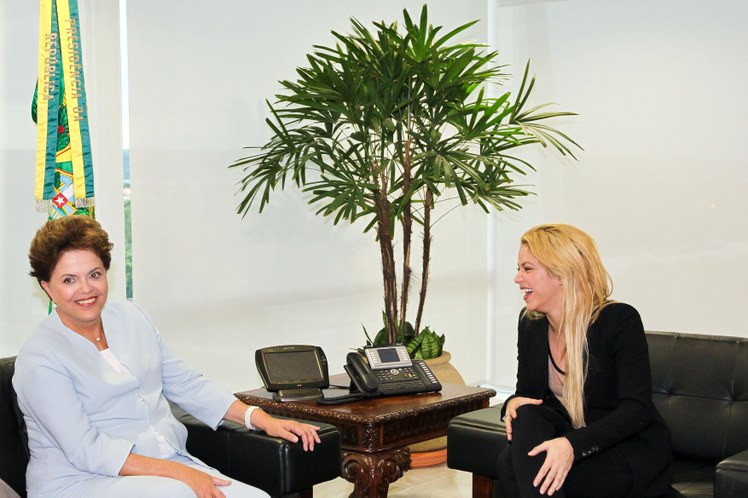 Dilma conversa com a cantora Shakira