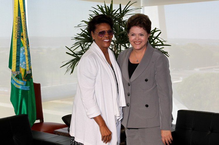 Dilma durante encontro com a cantora Dionne Warwick 1