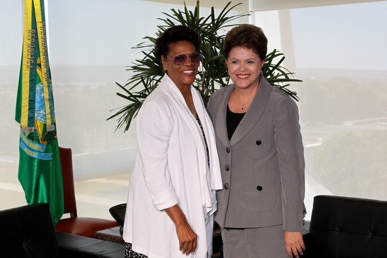Dilma durante encontro com a cantora Dionne Warwick 1
