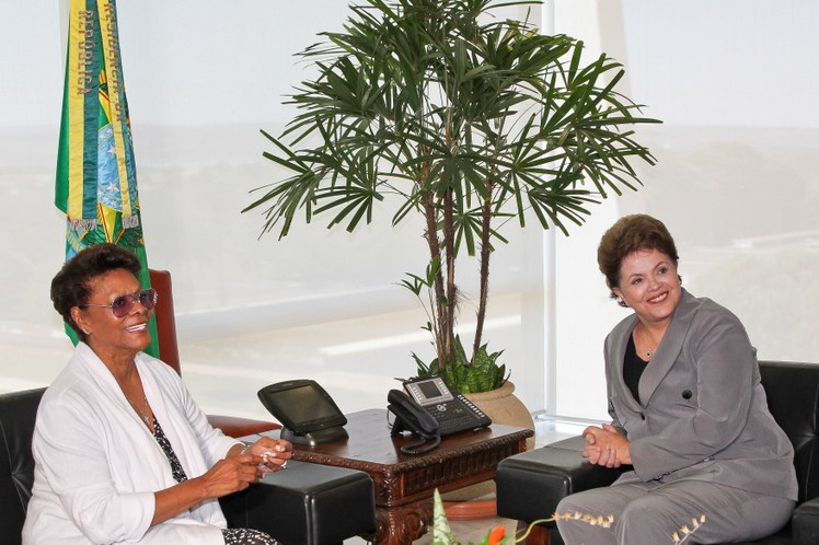 Dilma durante encontro com a cantora Dionne Warwick 2