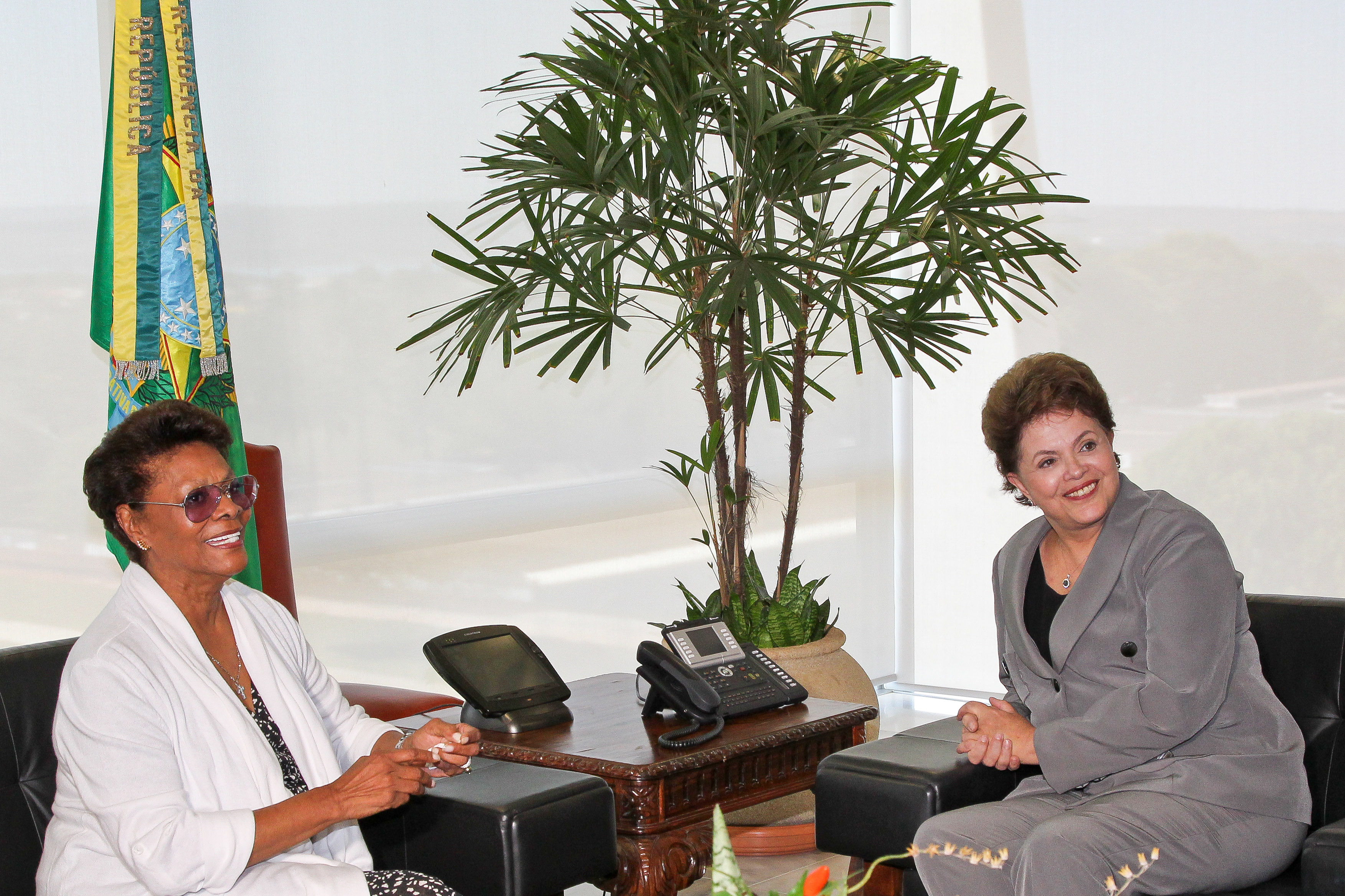 Dilma durante encontro com a cantora Dionne Warwick 2