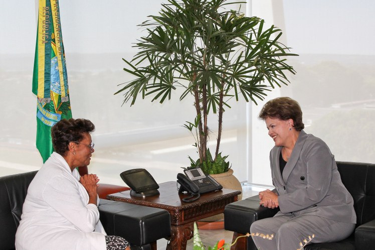 Dilma durante encontro com a cantora Dionne Warwick 4