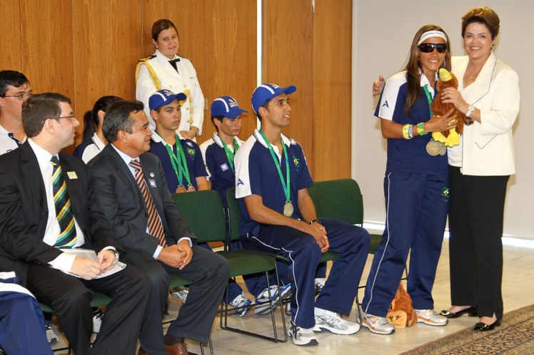 Dilma é presenteada pela atleta Terezinha Guilhermina 3