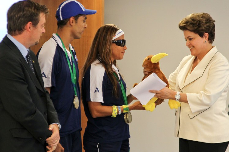 Dilma é presenteada pela atleta Terezinha Guilhermina 2