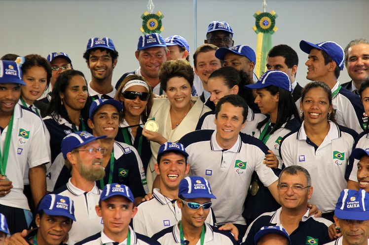 Dilma posa ao lado da delegação brasileira de atletas paraolímpicos 1