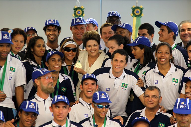 Dilma posa ao lado da delegação brasileira de atletas paraolímpicos 1