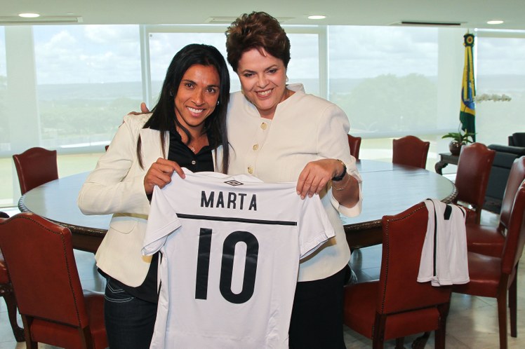 Dilma recebe camisa autografada pela jogadora Marta 5