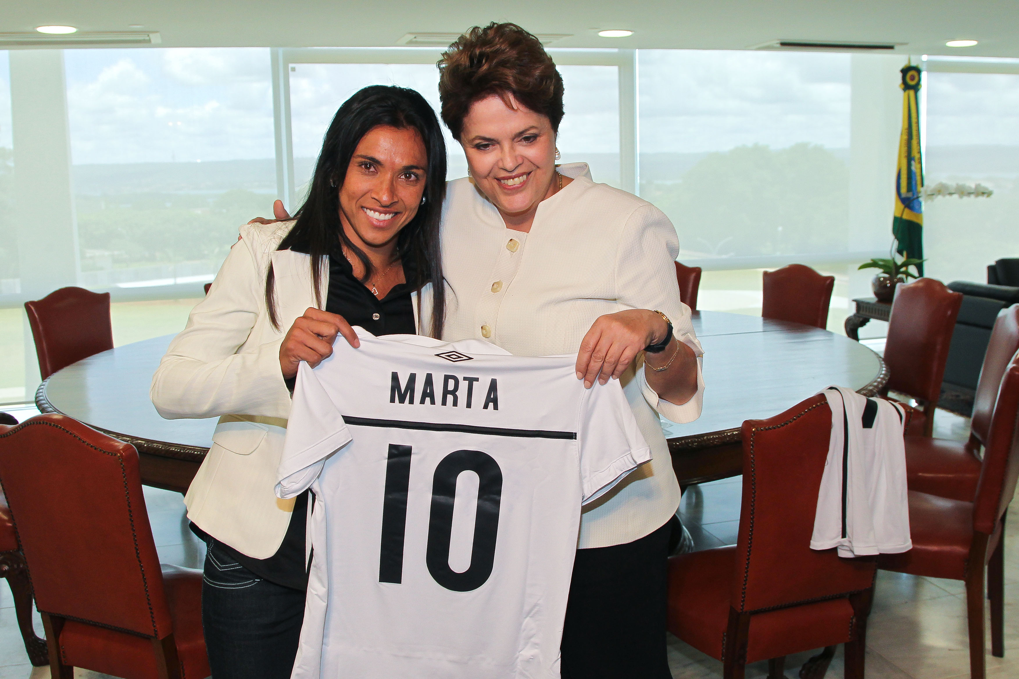 Dilma recebe camisa autografada pela jogadora Marta 5