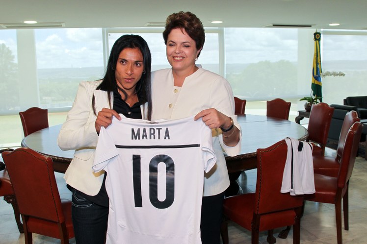 Dilma recebe camisa autografada pela jogadora Marta 1