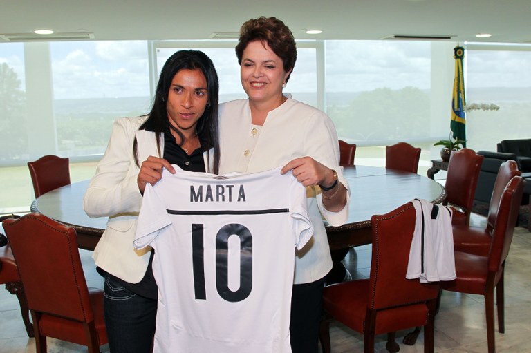 Dilma recebe camisa autografada pela jogadora Marta 1