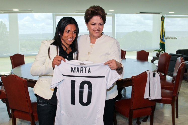 Dilma recebe camisa autografada pela jogadora Marta 2