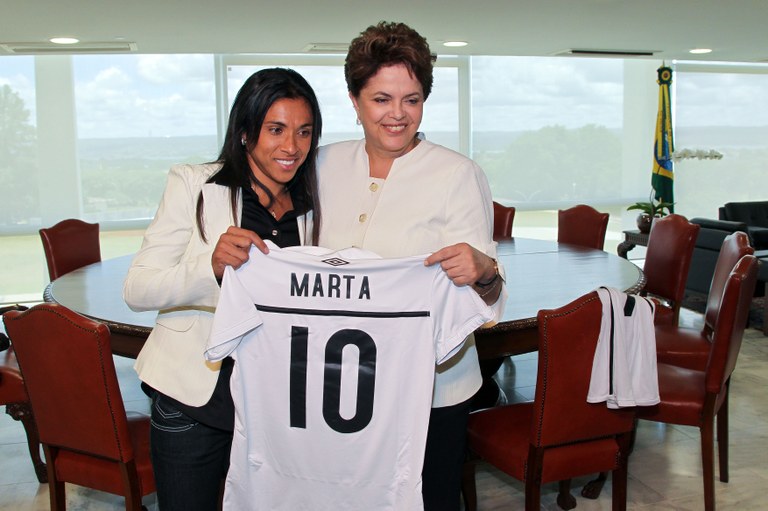 Dilma recebe camisa autografada pela jogadora Marta 2