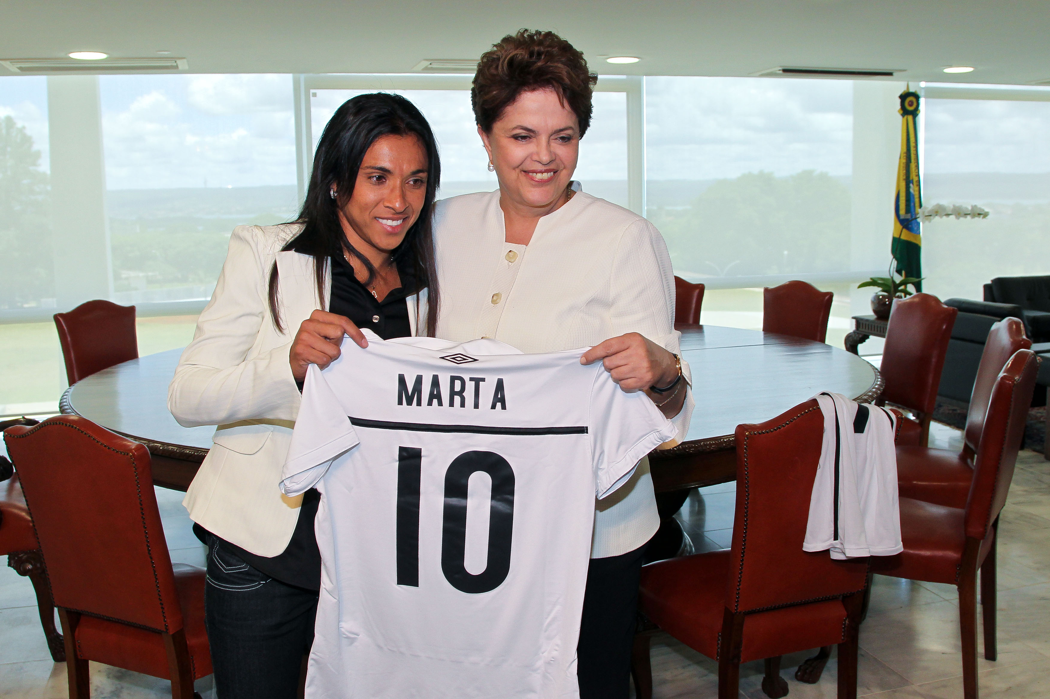 Dilma recebe camisa autografada pela jogadora Marta 2