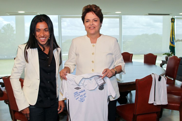 Dilma recebe camisa autografada pela jogadora Marta 3
