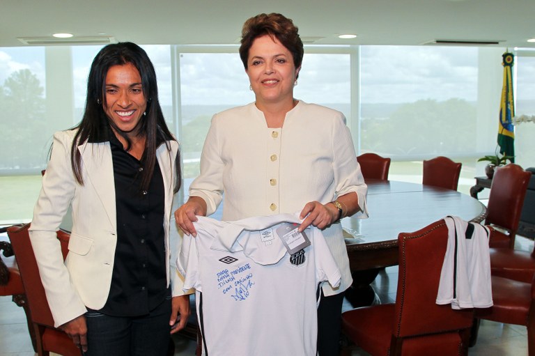 Dilma recebe camisa autografada pela jogadora Marta 3