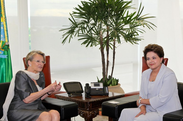 Dilma conversa com a ministra da França Michèle Alliot-Marie