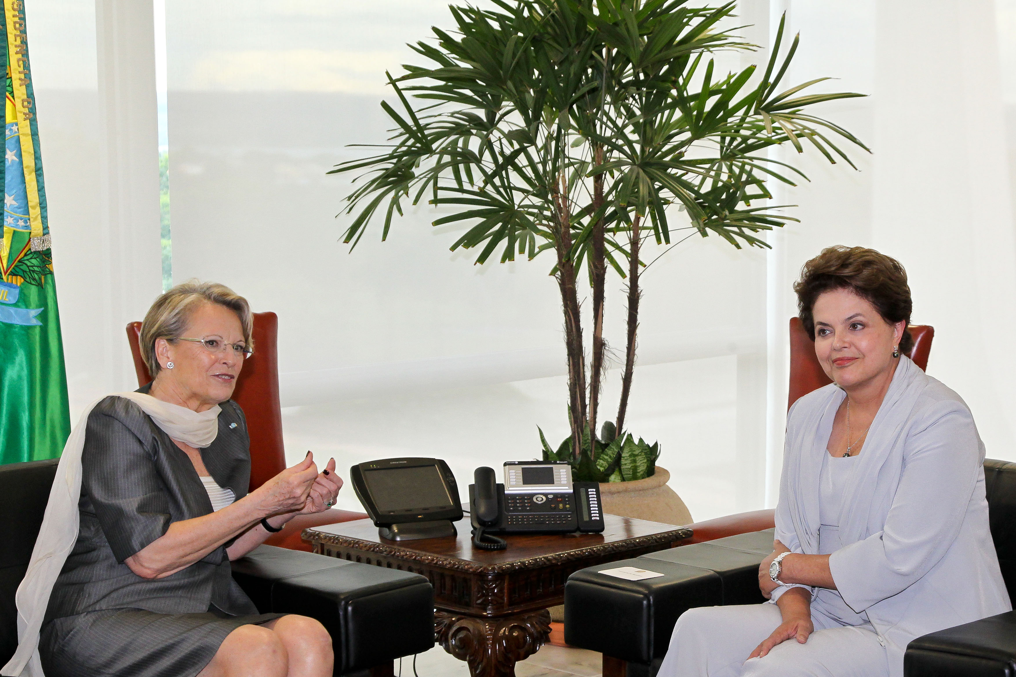 Dilma conversa com a ministra da França Michèle Alliot-Marie