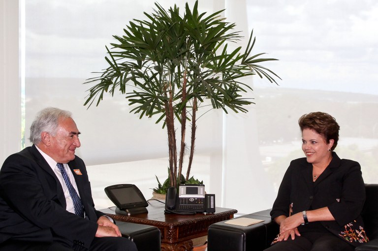  Dilma conversa com Dominique Strauss-Kahn