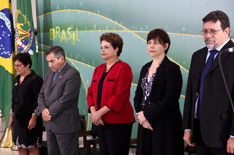 Dilma Rousseff e ministros fazem minuto de silêncio em homenagem às crianças vítimas do tiroteio em Realengo, durante encontro do MAB 1 Dilma Rousseff e ministros fazem minuto de silêncio em homenagem às crianças vítimas do tiroteio em Realengo, durante encontro do MAB 1